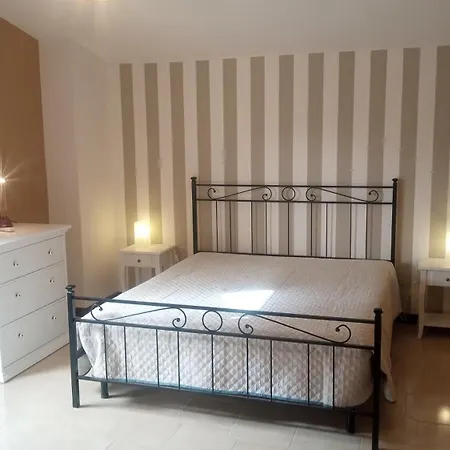 Hollywood לינה וארוחת בוקר 3*